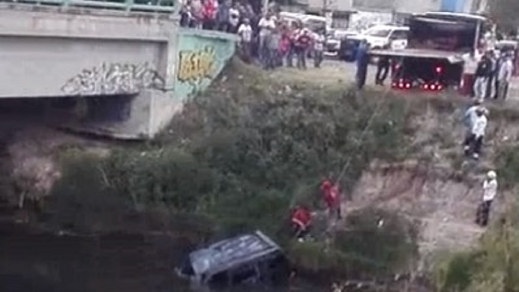 Conductor cae con todo y camioneta a canal de aguas negras - conductor-cae-con-todo-y-camioneta-a-canal-de-aguas-negras