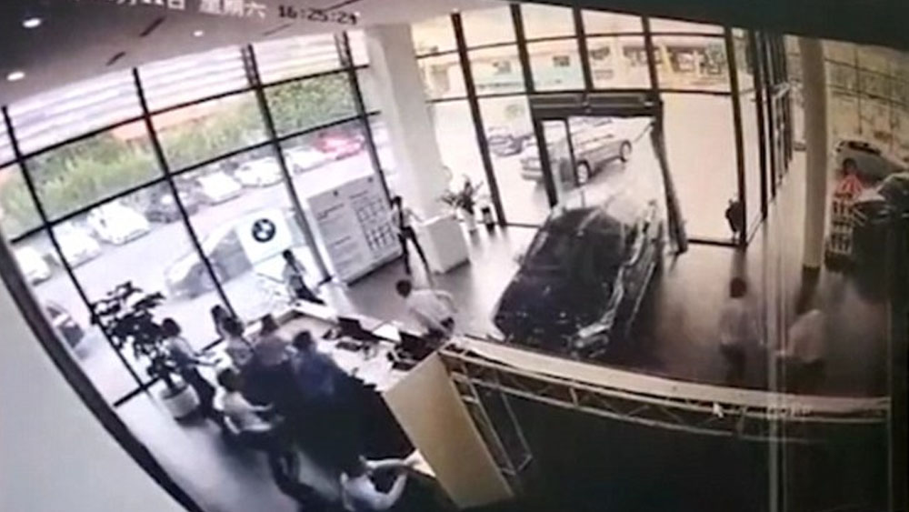 #Video Mujer estrella BMW al tratar de estacionarse