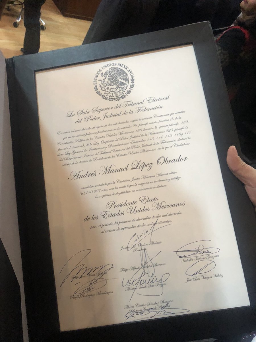AMLO garantiza respeto a la división de poderes en toma de protesta - constancia-de-presidente-electo