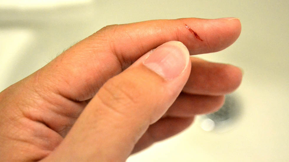 ¿Por qué duele tanto cortarse con un papel?