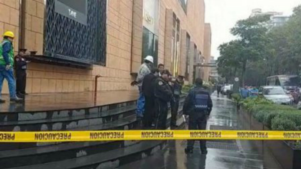 Corto circuito causa alarma en Palacio de Hierro de Polanco