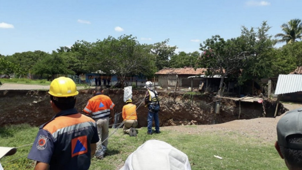 Desalojan 12 viviendas por socavón en Guerrero
