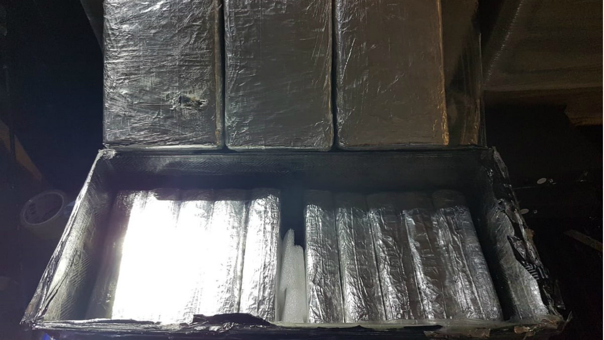 Aseguran 120 kilogramos de cristal en el AICM