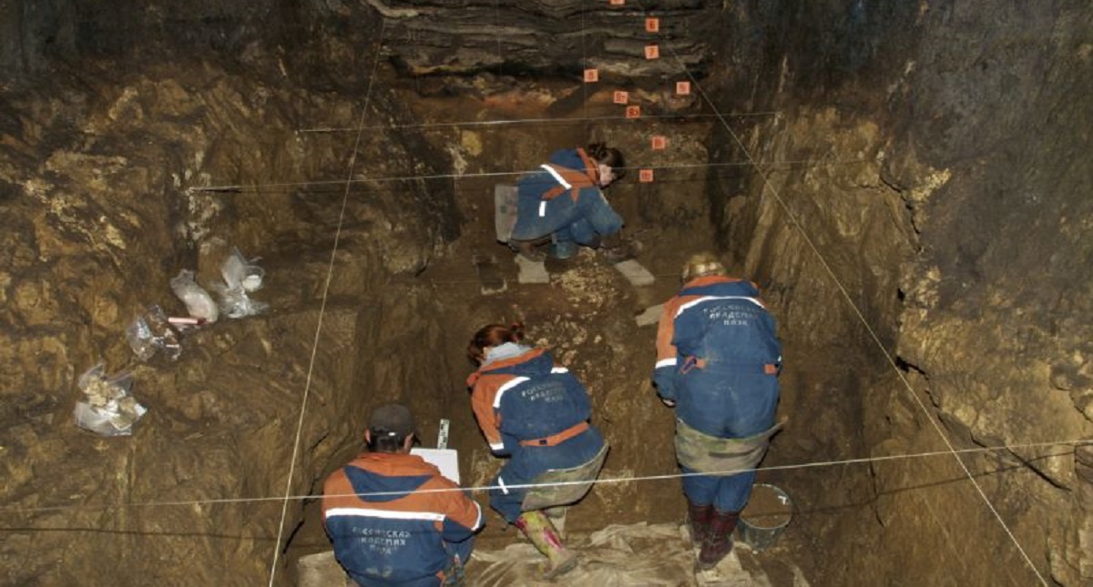 Hallan los restos de la primera hija de dos especies humanas diferentes - cueva-de-denisova