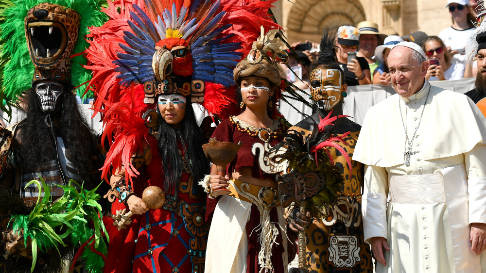 Papa Francisco recibe la visita de danzantes mexicanos