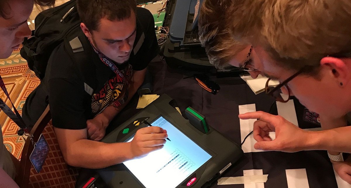 Alertan inseguridad del sistema electoral de EE.UU. tras hackeo de niño