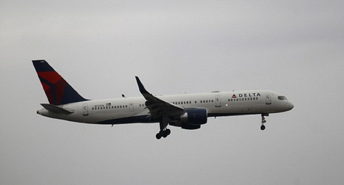 Regresan vuelo a mitad de camino por baño roto
