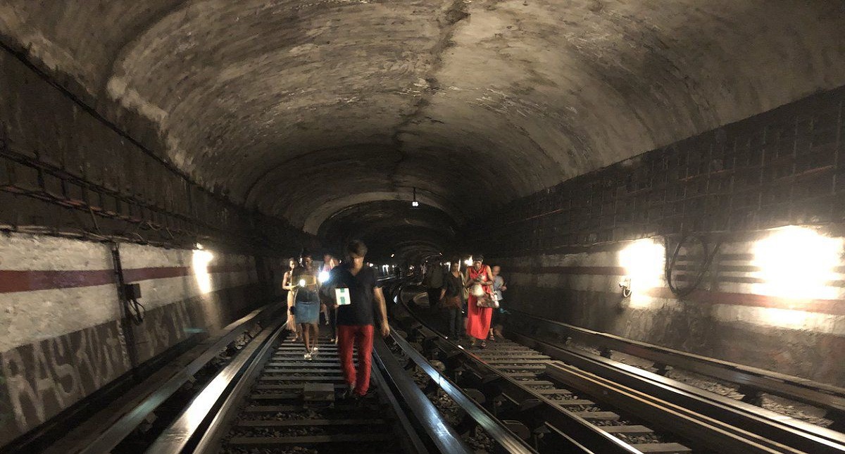 Falla atrapa a más de tres mil usuarios en Metro de París