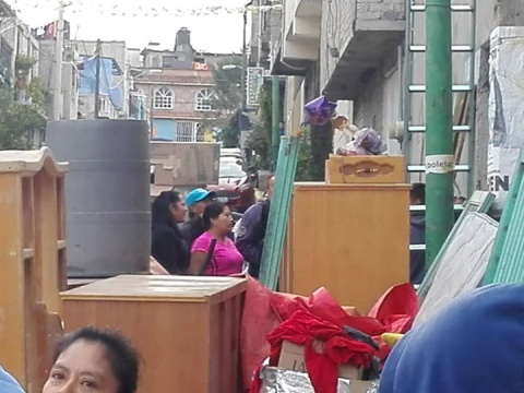 Desalojan a familia en Iztapalapa - desalojo-iztapalapa1