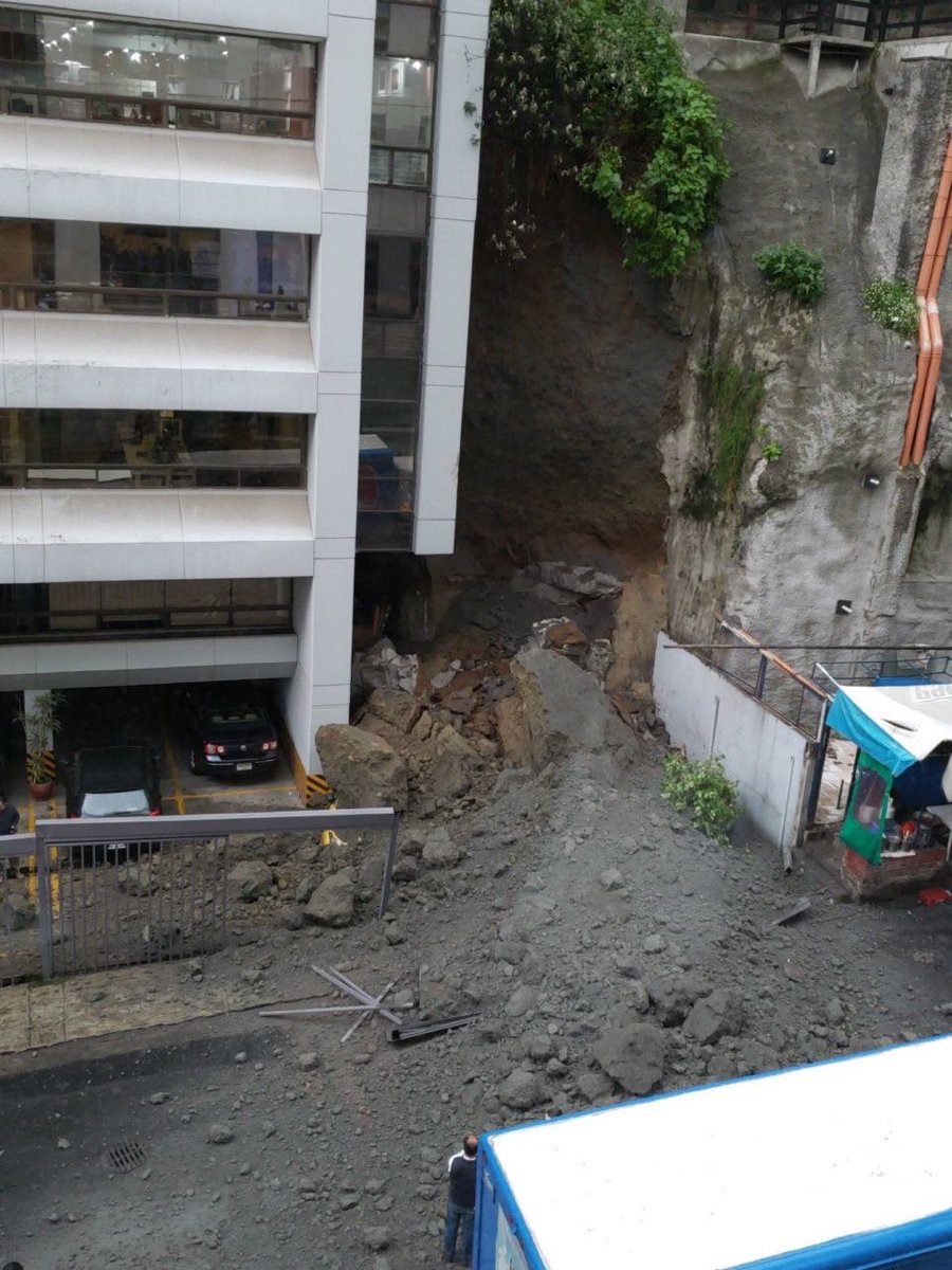 Desgajamiento en Bosques de las Lomas sepulta a varios vehículos - desgajamiento-bosques-de-las-lomas-3