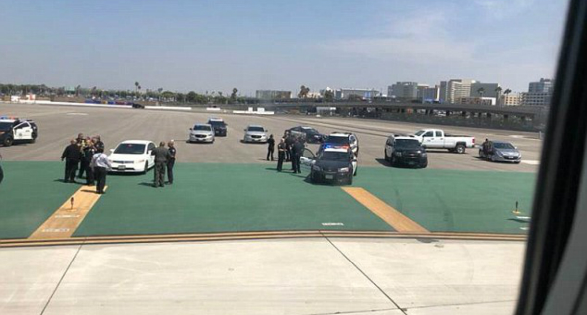 Detienen a hombre por impedir despegue en Los Ángeles