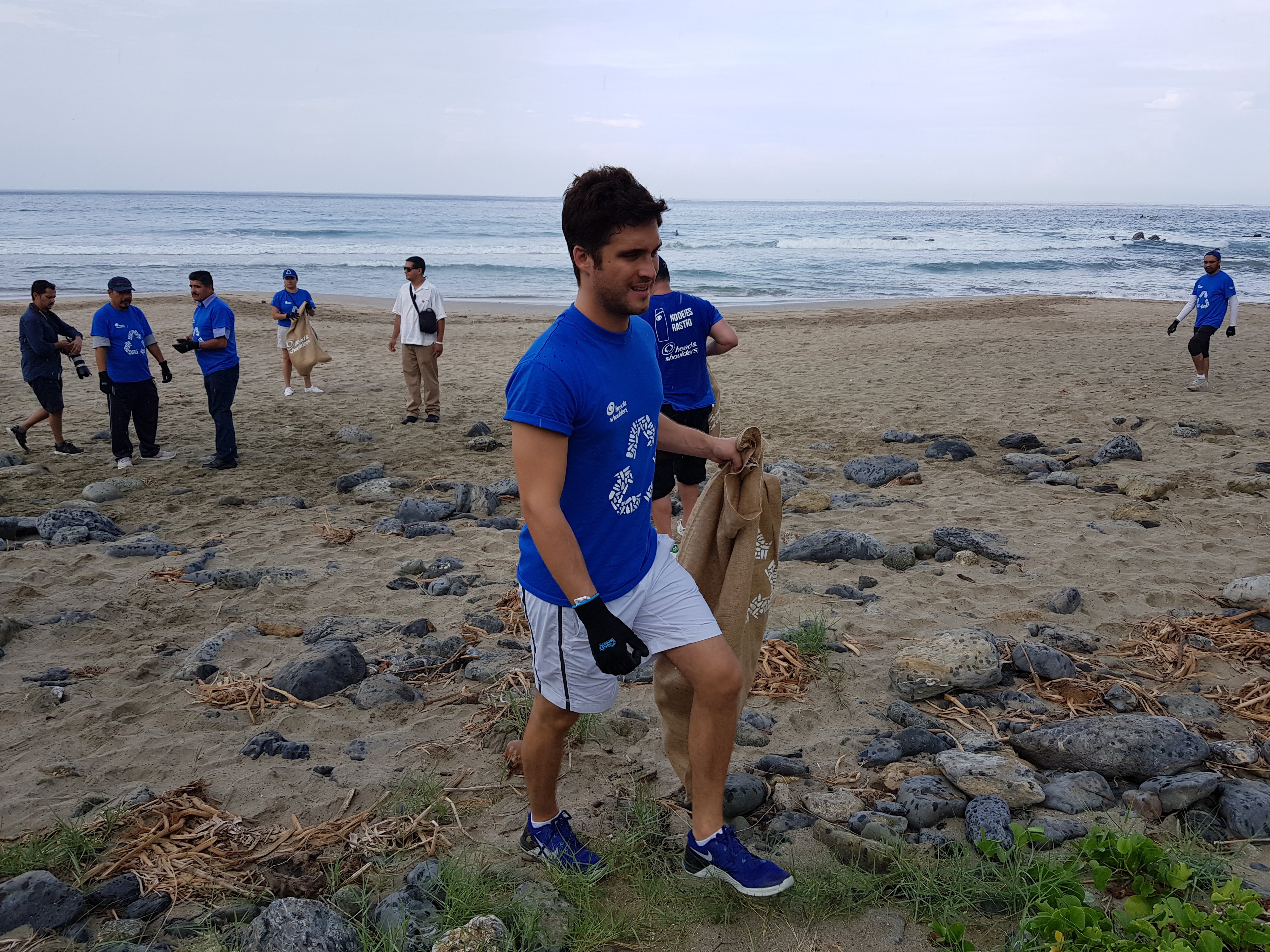 Participa Diego Boneta en limpieza de playa de Ixtapa Zihuatanejo - diego-boneta3