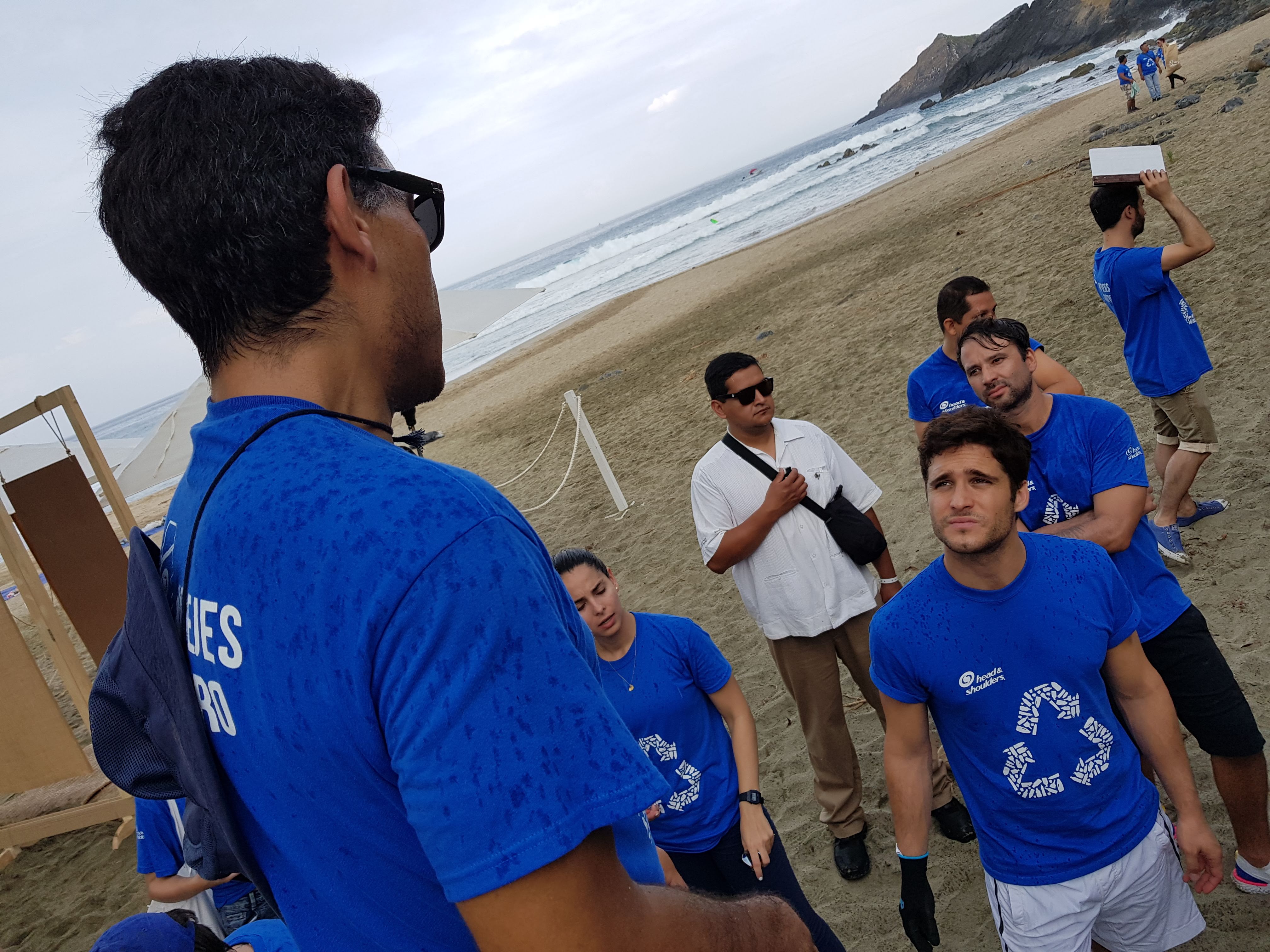 Participa Diego Boneta en limpieza de playa de Ixtapa Zihuatanejo