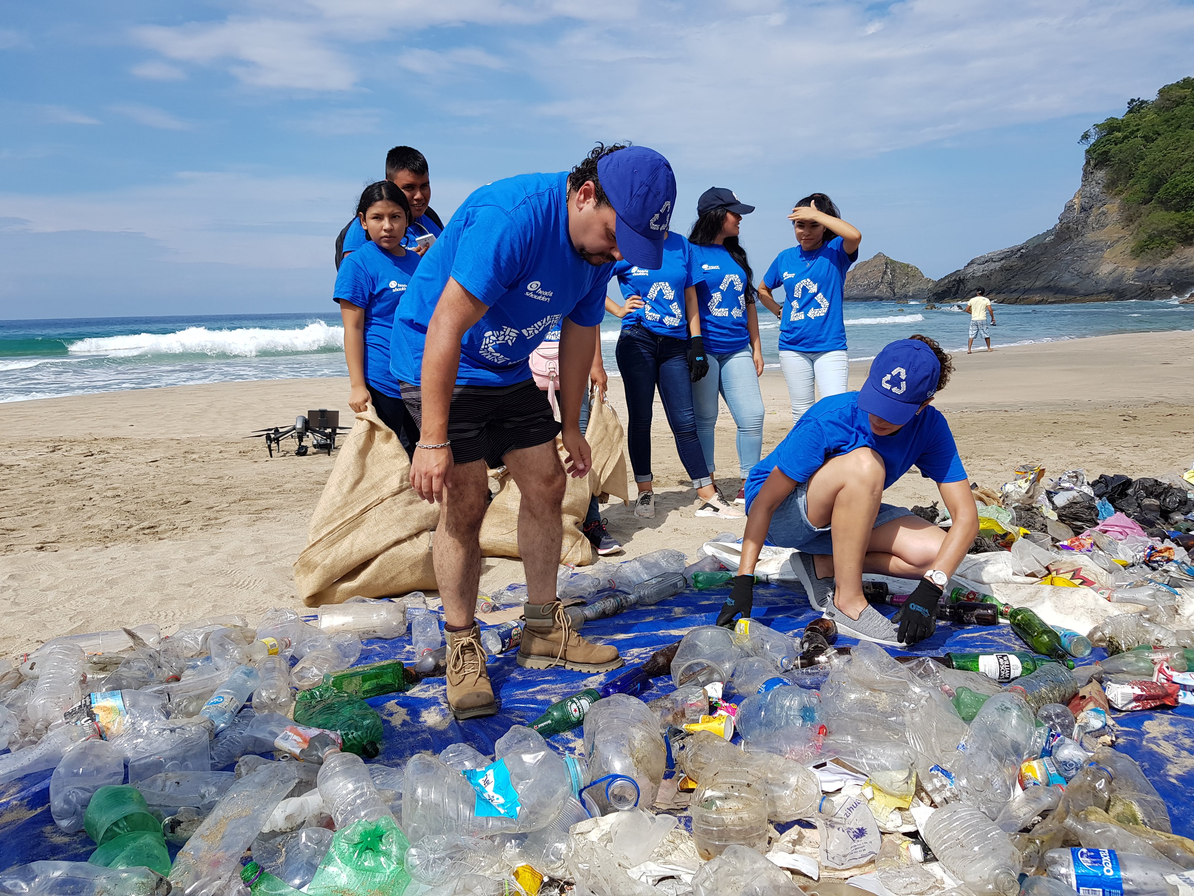 Participa Diego Boneta en limpieza de playa de Ixtapa Zihuatanejo - diego-boneta6