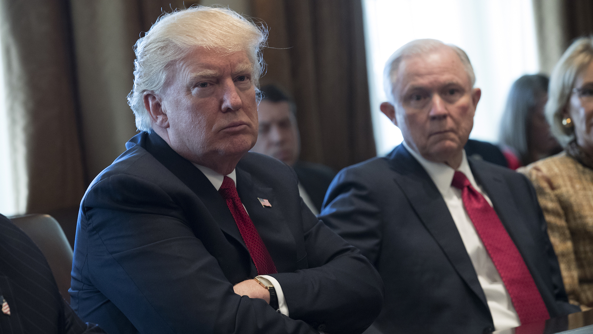 Responde Trump a Sessions y crece la disputa en la Casa Blanca