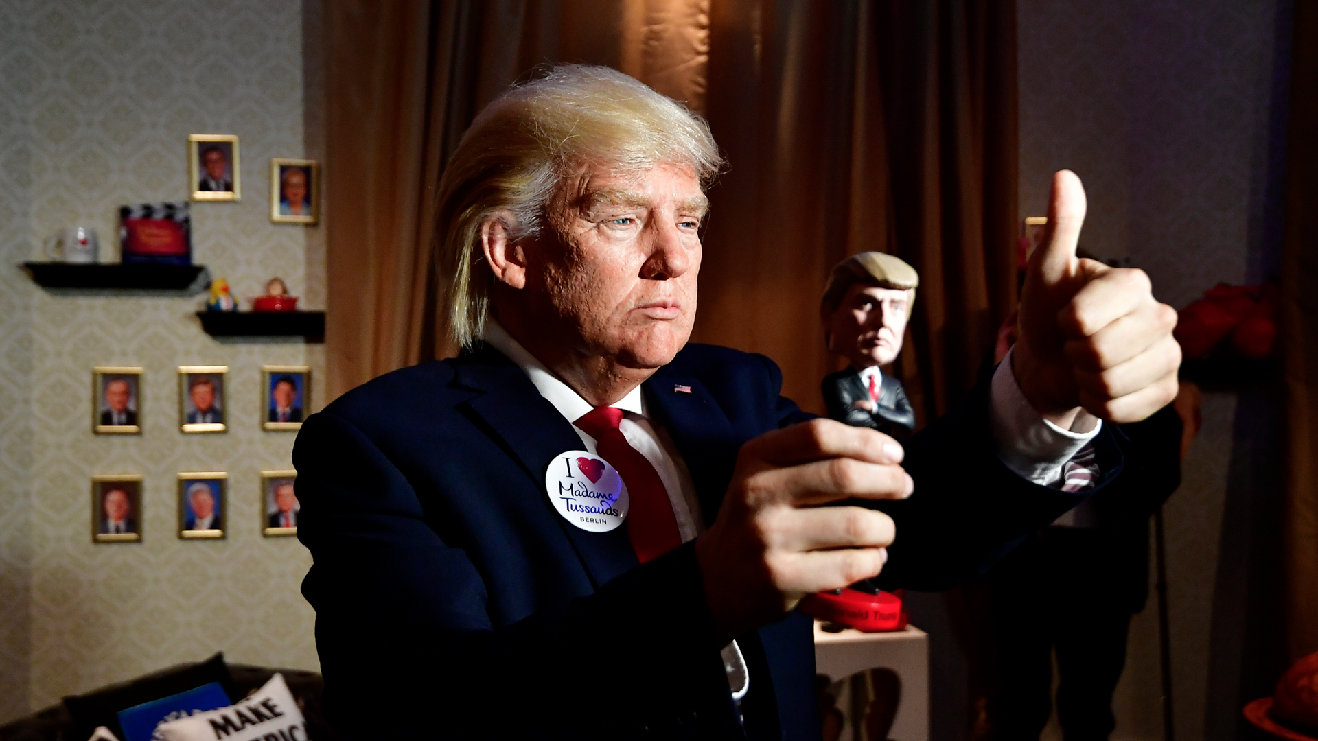 Museo en Berlín exhibe "figura viva" de Trump golpeando a Merkel - donald-trump-merkel-museo-berlin-2