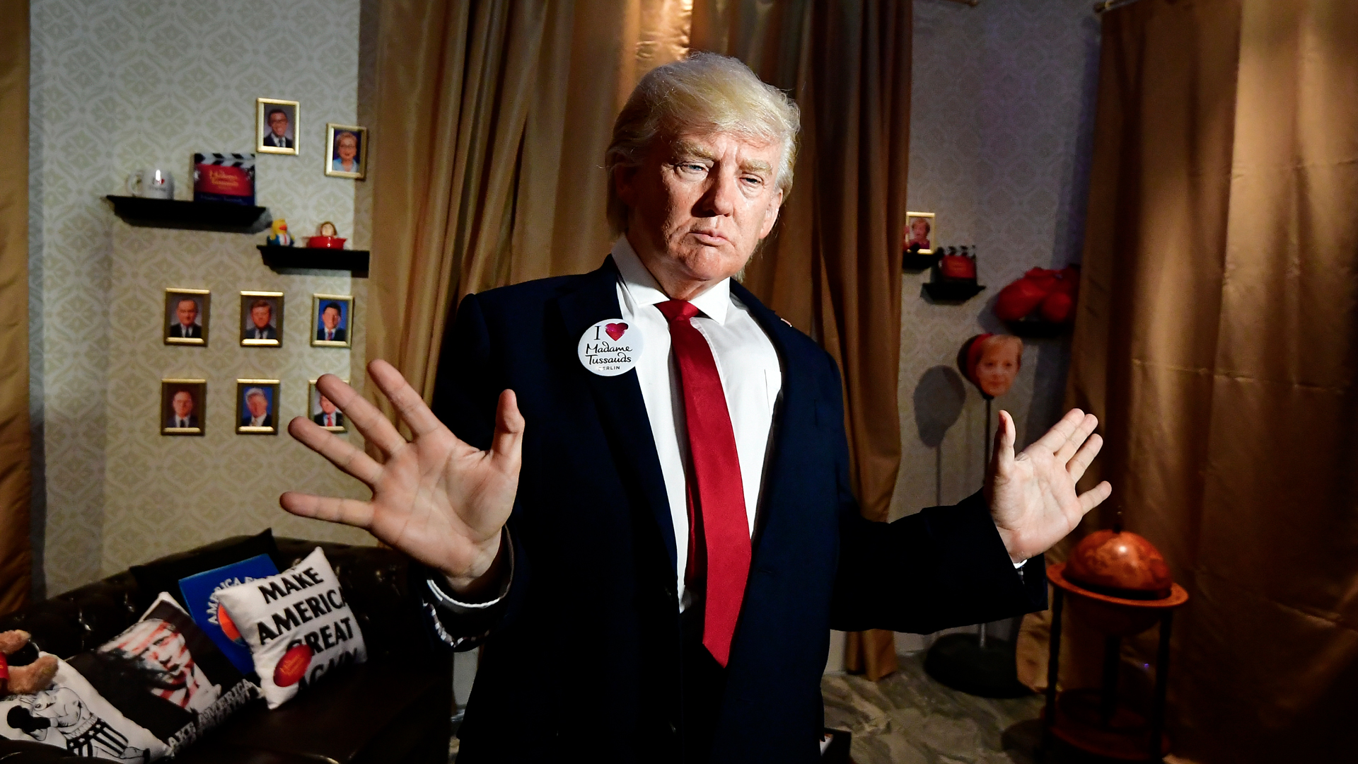 Museo en Berlín exhibe “figura viva” de Trump golpeando a Merkel