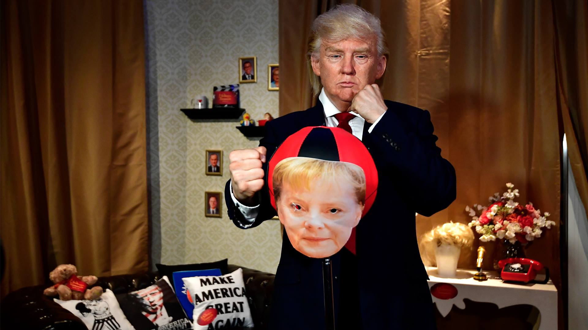 Museo en Berlín exhibe "figura viva" de Trump golpeando a Merkel - donald-trump-merkel-museo-berlin