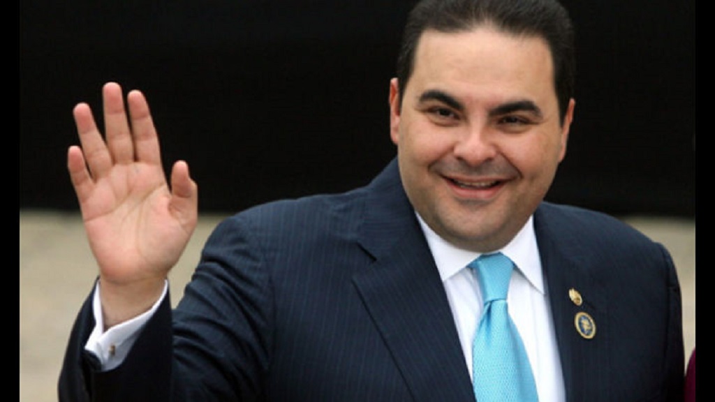 Expresidente de El Salvador confiesa lavado de 300 mdd