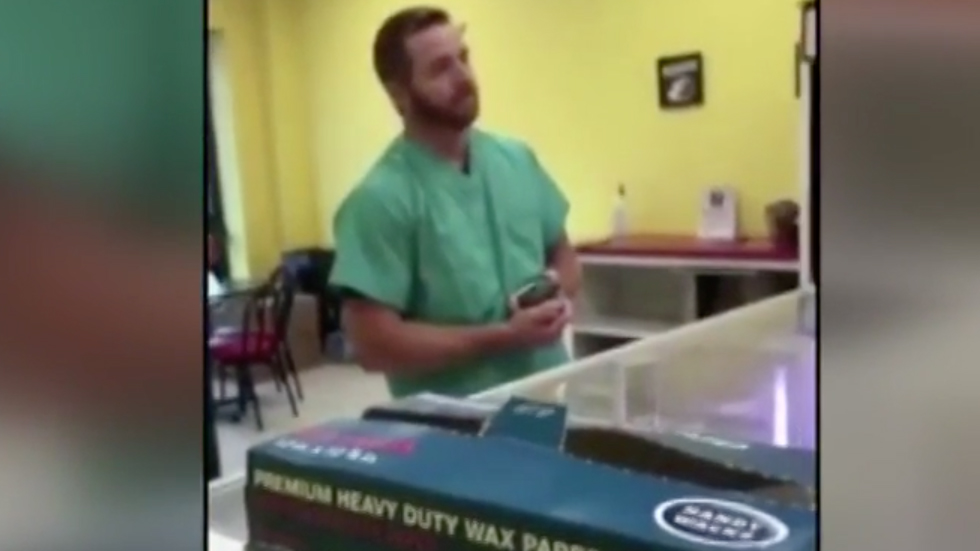 #Video Despiden a empleado de hospital por insultos racistas