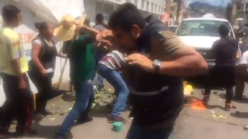 #Video Enfrentamiento entre comerciantes y policías en Morelia