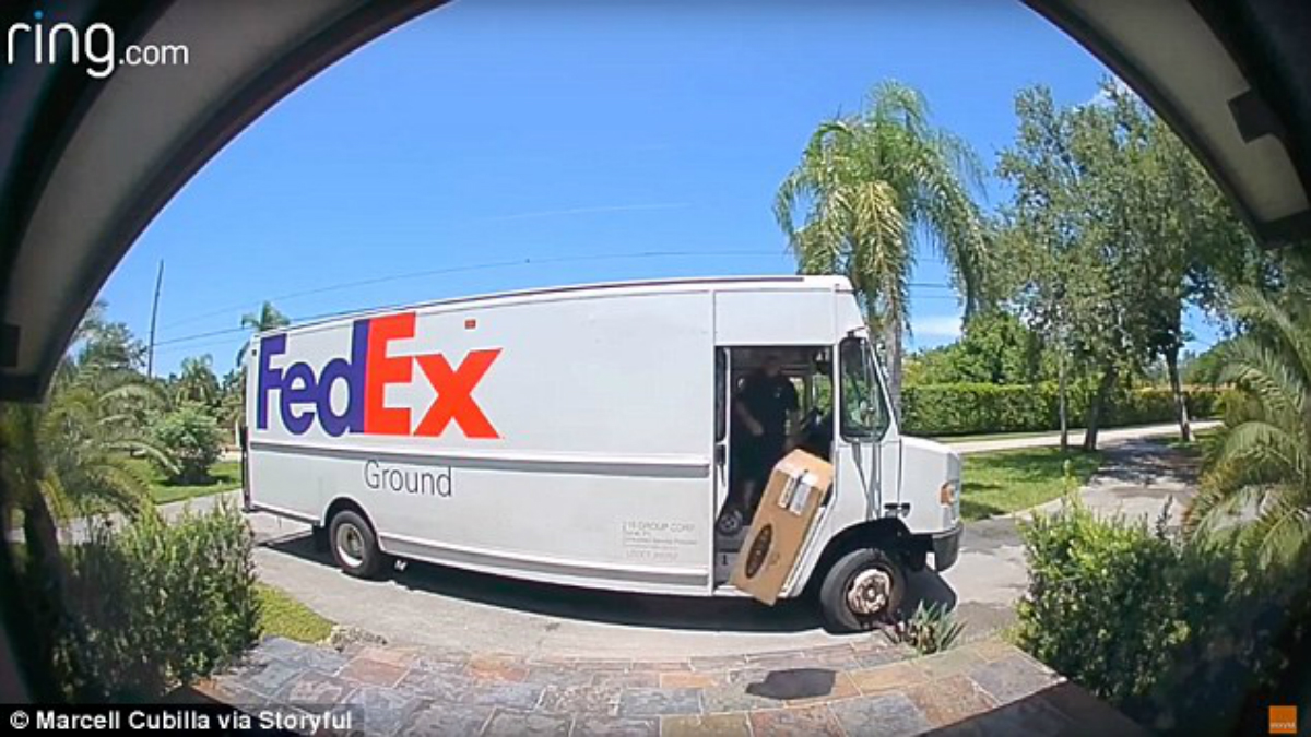 #Video Trabajador de FedEx avienta cajas con objetos delicados
