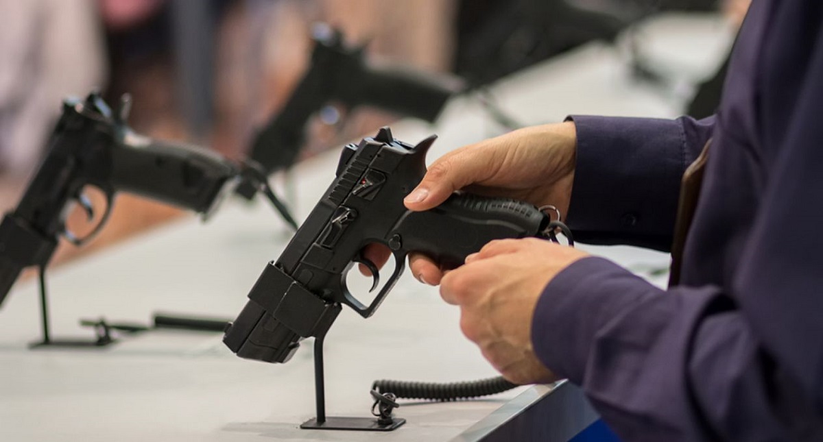 Escuelas pobres de EE.UU. comprarían armas con fondos federales