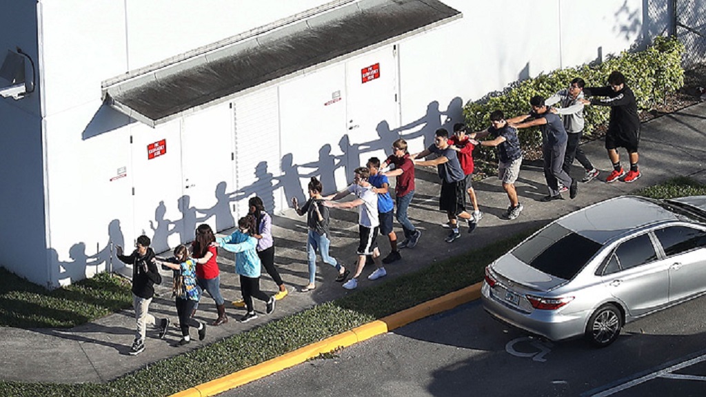 Escuelas pobres de EE.UU. comprarían armas con fondos federales - escuelas-pobres-de-eu-comprarian-armas-con-fondos-federales