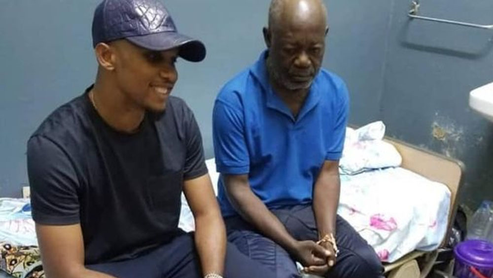 Samuel Eto’o ayuda a excapitán de Camerún que vive en la calle