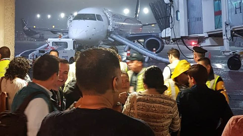 Evacúan avión de Aeroméxico en el AICM por alarma de fuego Evacúan avión de Aeroméxico en el AICM por alarma de fuego