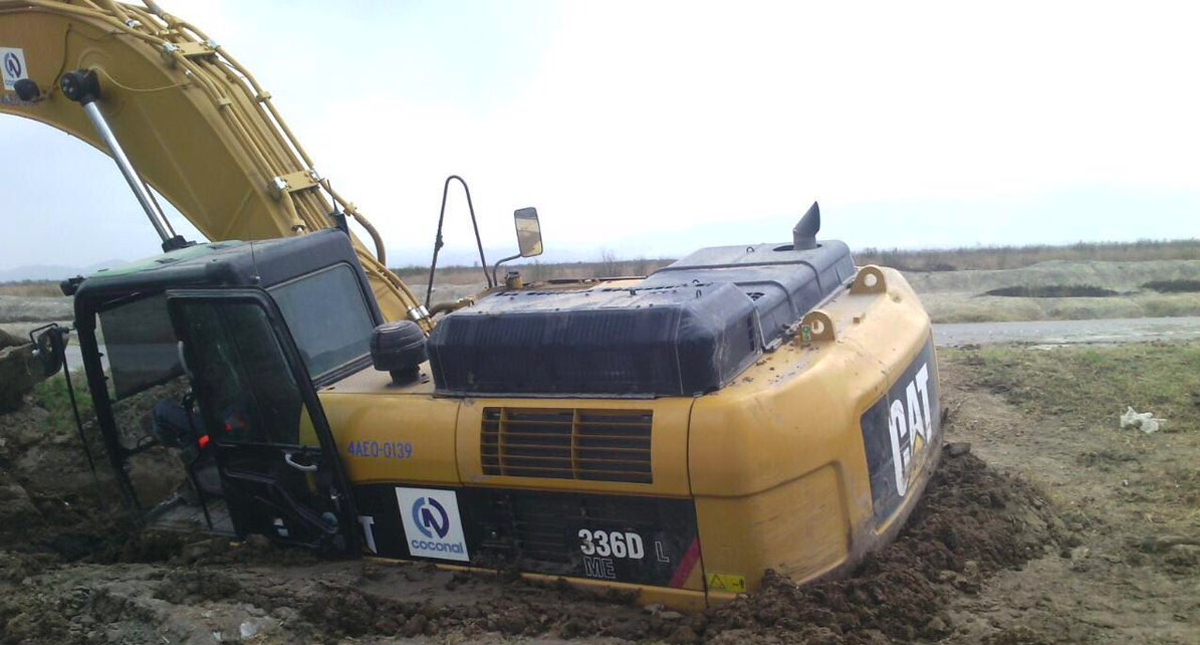 Excavadora hundida causa polémica sobre viabilidad del NAIM