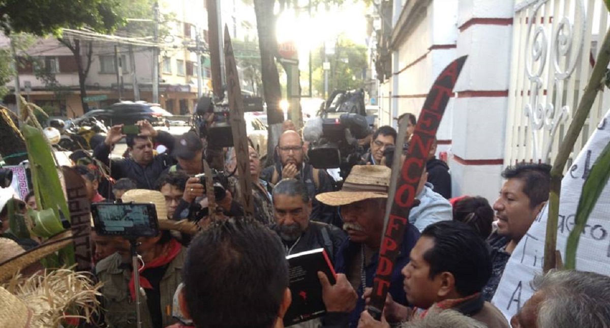 Exigen alto al NAIM afuera de Casa de Transición de AMLO