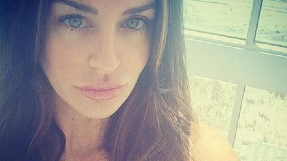 Encuentran estrangulada en su casa a ex modelo de Playboy