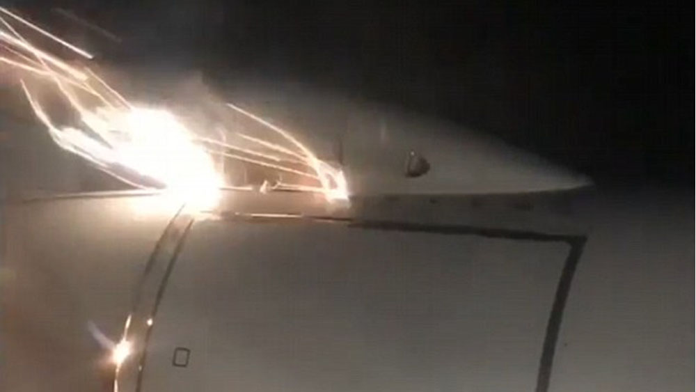 #Video Avión aterriza de emergencia tras explosión de motor