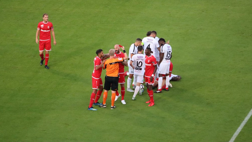 Expulsan a Omar Govea en su debut con el Royal Antwerp