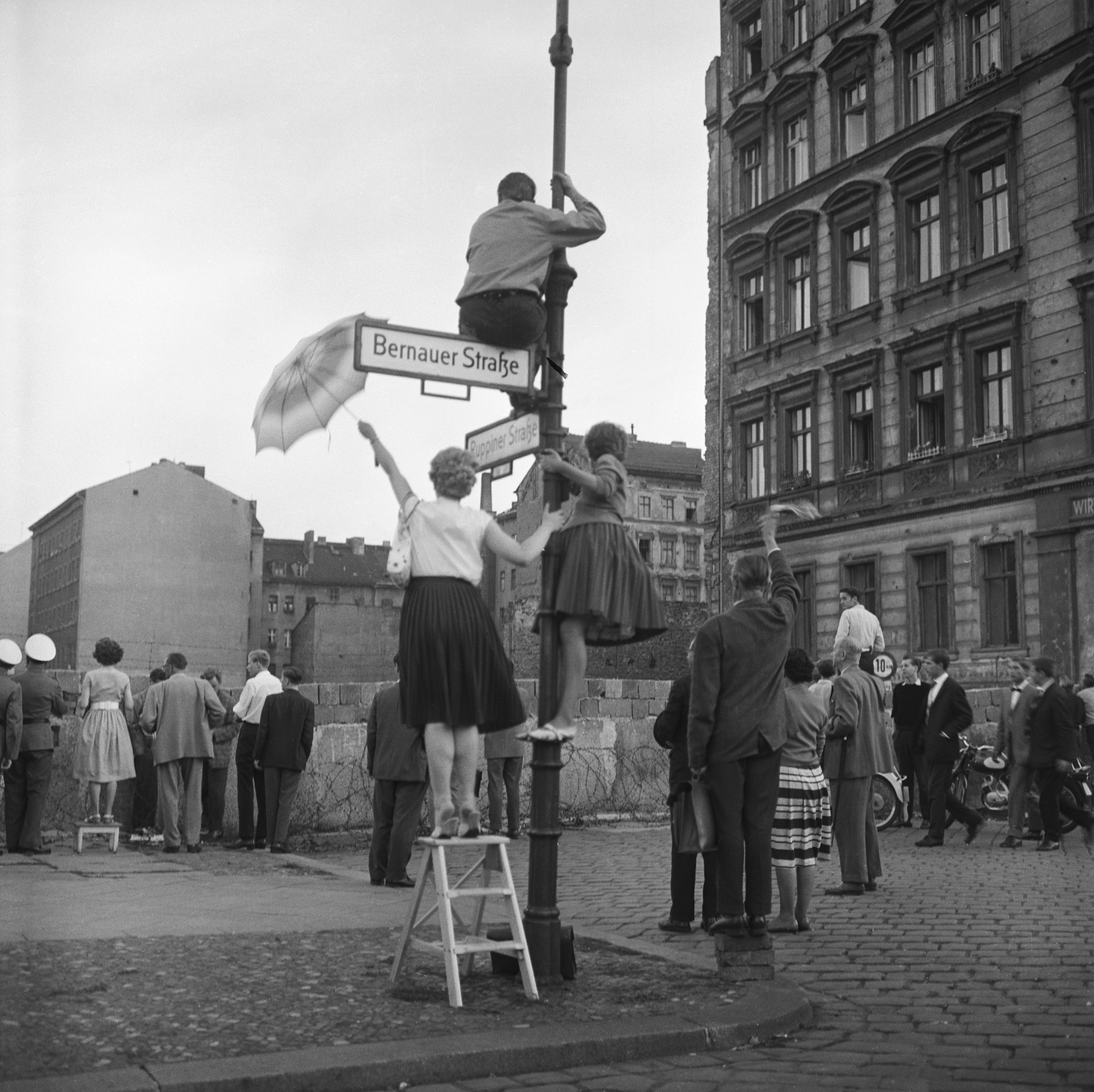 Fotografías históricas que casi nadie conoce - familia-muro-de-berlin