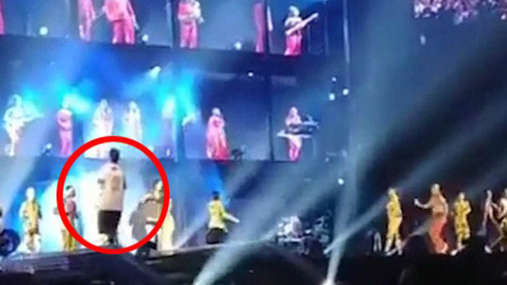 #Video Fan irrumpe en escenario de concierto de Beyoncé y Jay Z - fan-irrumpe-en-concierto-de-beyonce-y-jay-z