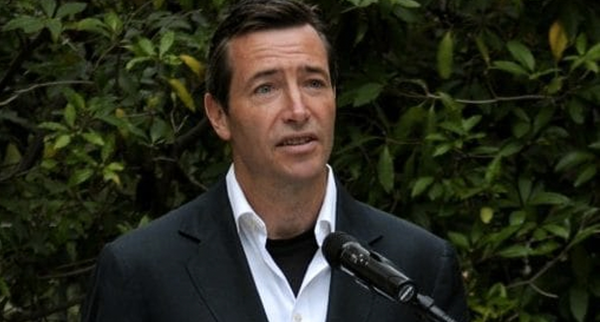 Presidente del Financial Times devuelve parte de su salario tras críticas