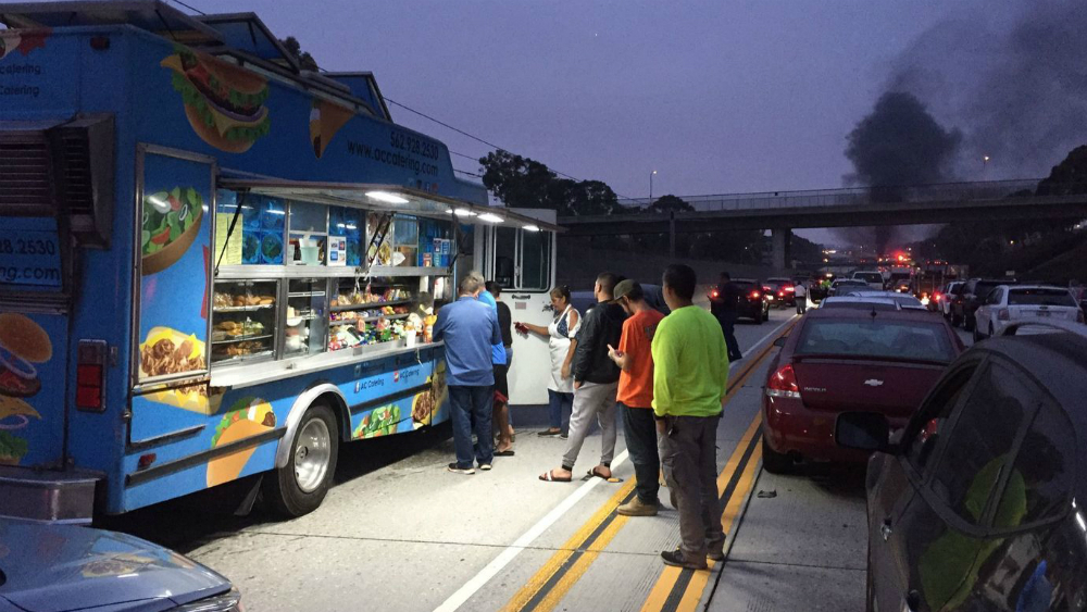 #Video Food truck aprovecha accidente de tráfico en Los Angeles