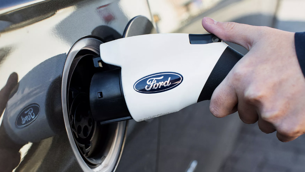 Ford retira cables de carga de autos por riesgo de incendio