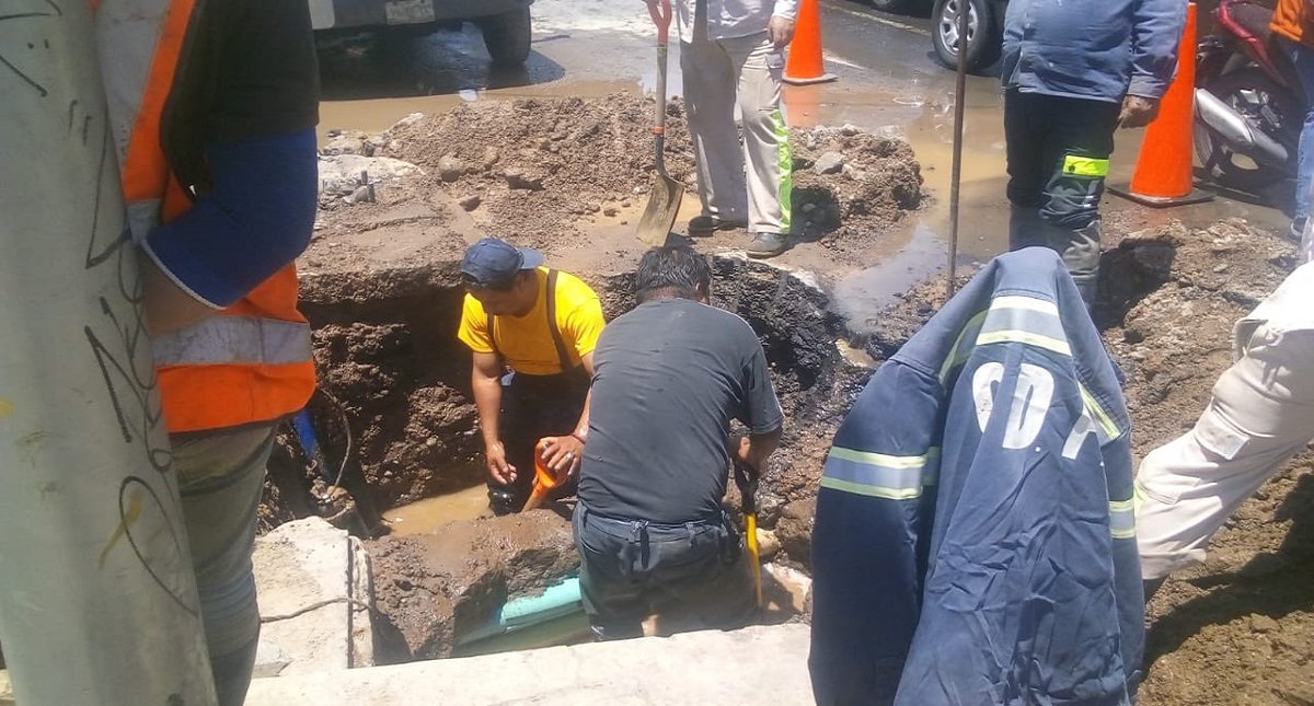 Fuga de agua cumple dos días sobre Avenida Insurgentes Sur - fuga-de-agua-cumple-dos-dias-sobre-av-insurgentes-sur