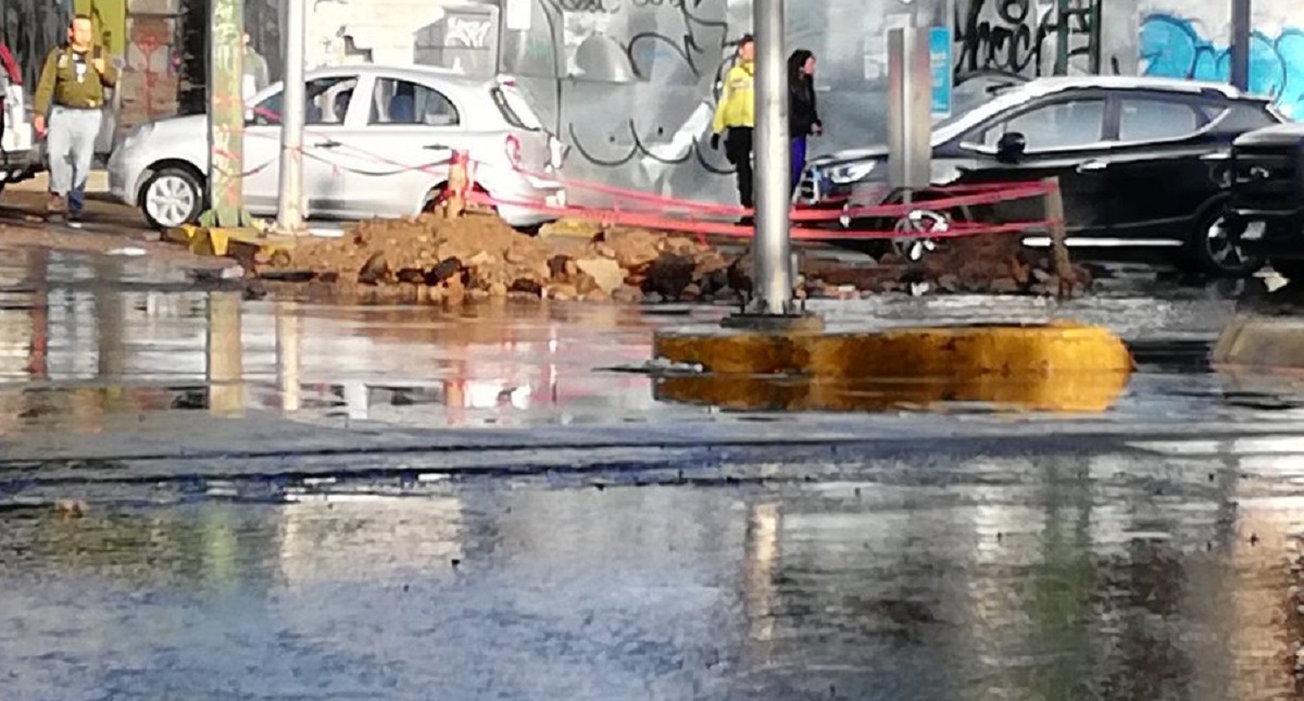 Fuga de agua cumple dos días sobre Avenida Insurgentes Sur