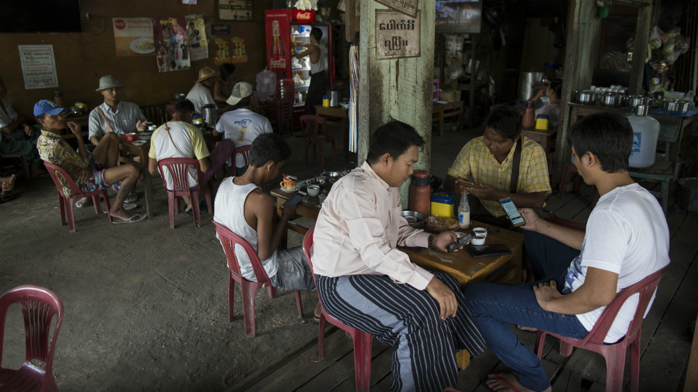 Futbol y video, la estrategia que Facebook espera sea ganadora - futbol-celular-facebook