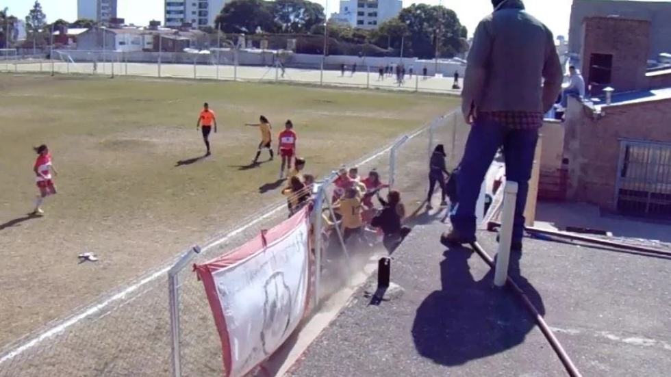 #Video Partido femenil termina en batalla campal en Argentina