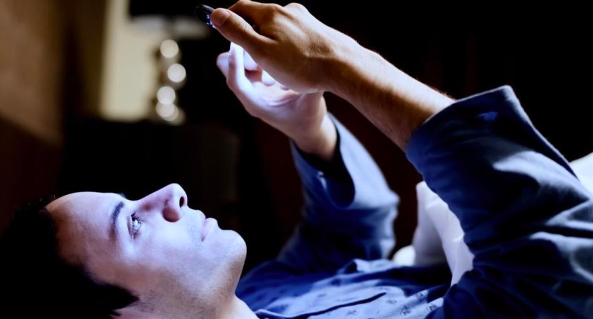 Usar celular y tableta en la oscuridad daña la vista: IMSS