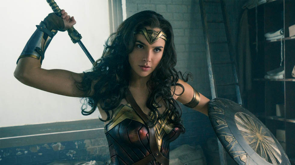 Gal Gadot aplaude a niño que usa mochila de la Mujer Maravilla