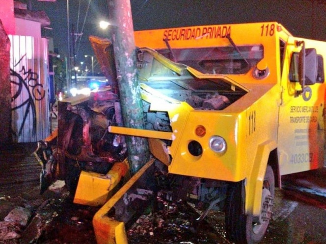 Choca camioneta de valores contra poste en la GAM - gam-camioneta-de-valores