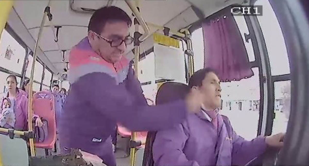 #Video Golpea a conductor por no bajarlo en parada informal