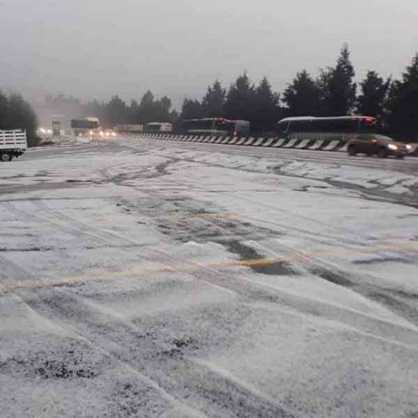 Granizo provoca tránsito lento en la México-Toluca - granizo-santa-fe-2