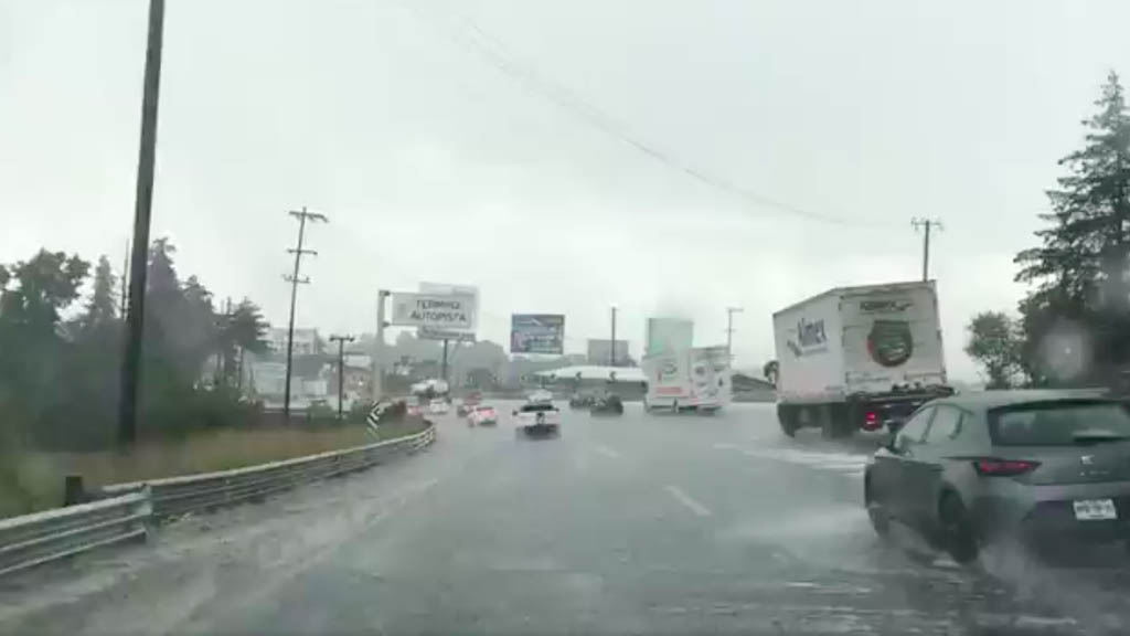Granizo provoca tránsito lento en la México-Toluca